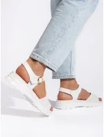 Praktické biele sandále na platforme pre ženy