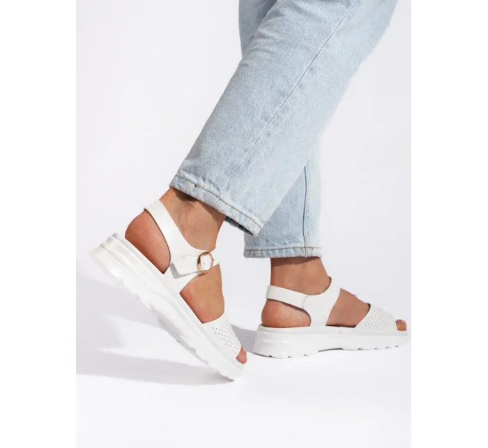 Praktické biele sandále na platforme pre ženy