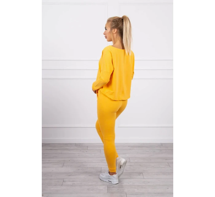 Souprava s oversize halenkou hořčicové barvy