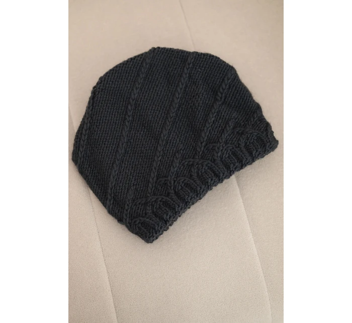 Dámska zimná čiapka s ozdobným úpletom a klasickým strihom K372 graphite