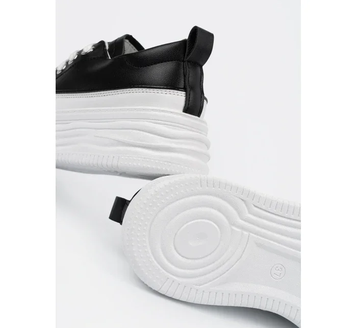 Exkluzívne čierno-biele dámske tenisky na platforme Exkluzívne čierno-biele dámske tenisky na platforme