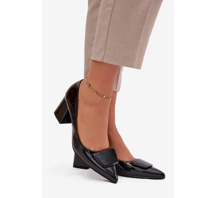 Lakované lodičky na podpatku s ozdobou Černé model 21752752 - Boto