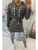 Šaty zdobené páskou grafitové barvy Šaty zdobené páskou grafitové barvy