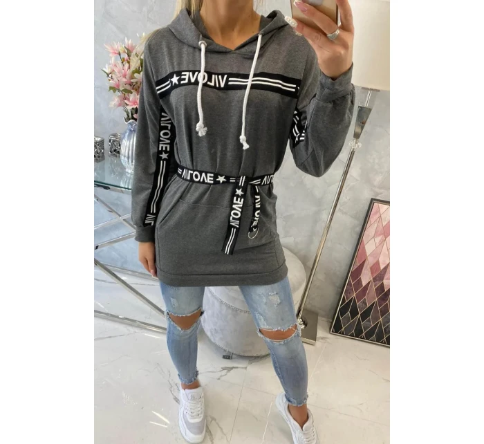 Šaty zdobené páskou grafitové barvy Šaty zdobené páskou grafitové barvy