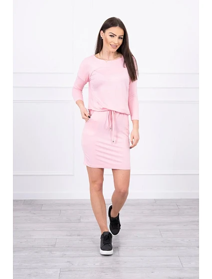 Viskózové šaty s vázáním v model 18744280 pudrově růžové - K-Fashion