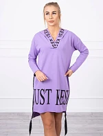 Šaty s kapucňou a potlačou fialovej