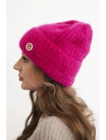 Dámska zimná čiapka z nadýchanej pleteniny a s elegantným fuchsiovým gombíkom Dámska zimná čiapka z nadýchanej pleteniny a s elegantným fuchsiovým gombíkom
