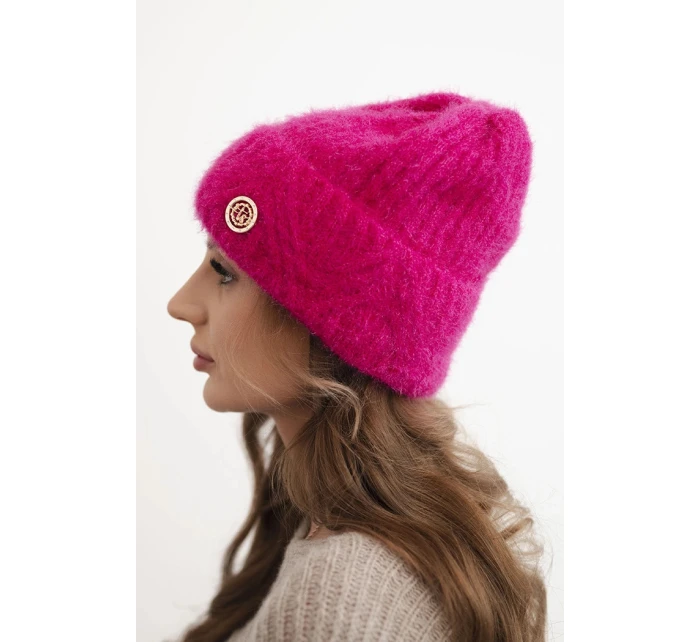 Dámska zimná čiapka z nadýchanej pleteniny a s elegantným fuchsiovým gombíkom Dámska zimná čiapka z nadýchanej pleteniny a s elegantným fuchsiovým gombíkom
