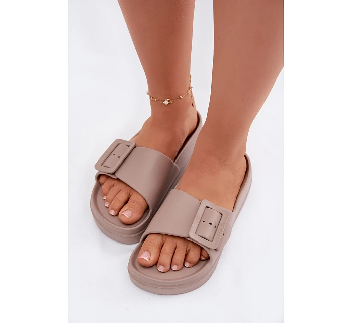 Dámské pěnové sandály na platformě s přezkou Big Star TT274A079 tmavě béžové Dámské pěnové sandály na platformě s přezkou Big Star TT274A079 tmavě béžové