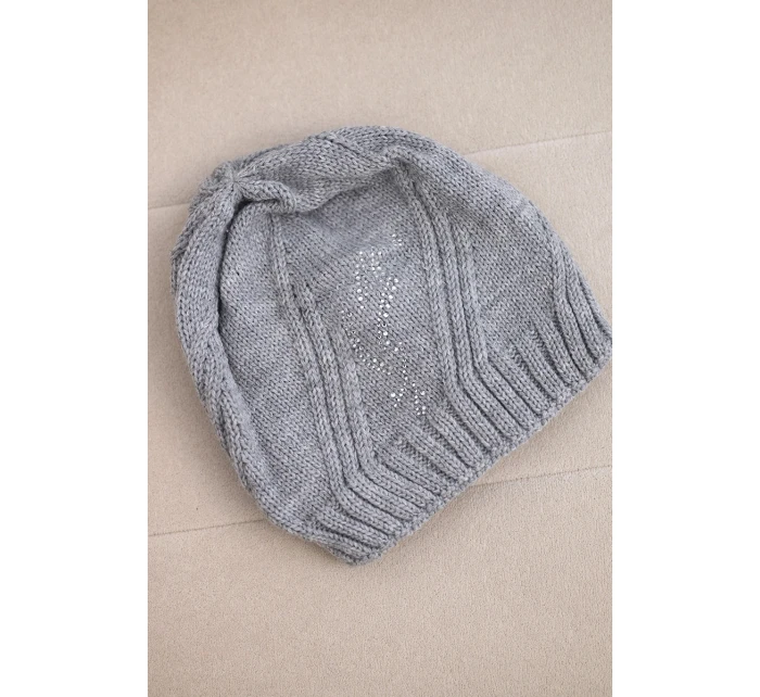 Dámska zimná vlnená čiapka s geometrickým vzorom a jemným leskom K401 svetlo sivá Dámska zimná vlnená čiapka s geometrickým vzorom a jemným leskom K401 svetlo sivá