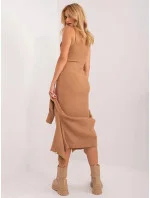 Dámský úpletový komplet ve velbloudí barvě šaty a svetr s límečkem model 19664243 - Factory Price Dámský úpletový komplet ve velbloudí barvě šaty a svetr s límečkem model 19664243 - Factory Price