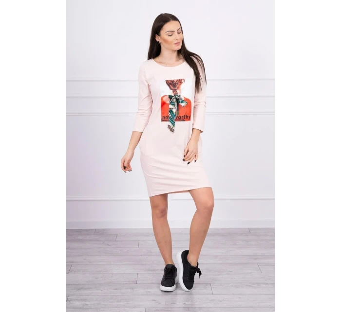 model 18744006 pudrově růžové šaty s 3D grafikou - K-Fashion model 18744006 pudrově růžové šaty s 3D grafikou - K-Fashion