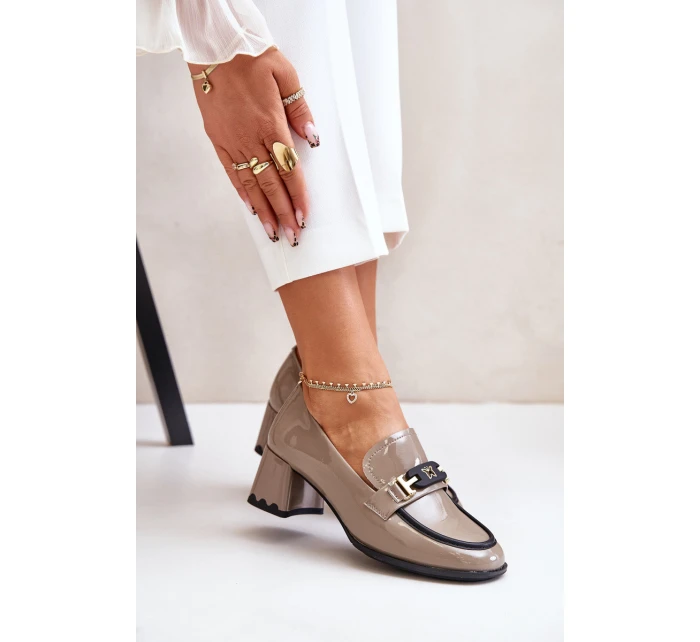 Lakierowane Półbuty Damskie Na Obcasie Z Ozdobą Artiker 55C1054 Beżowe