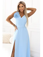 maxi šaty s květinou na a rozparkem modré model 22108483 - numoco