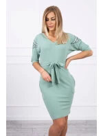 Šaty s krídlami na ramenách tmavo mätovej farby