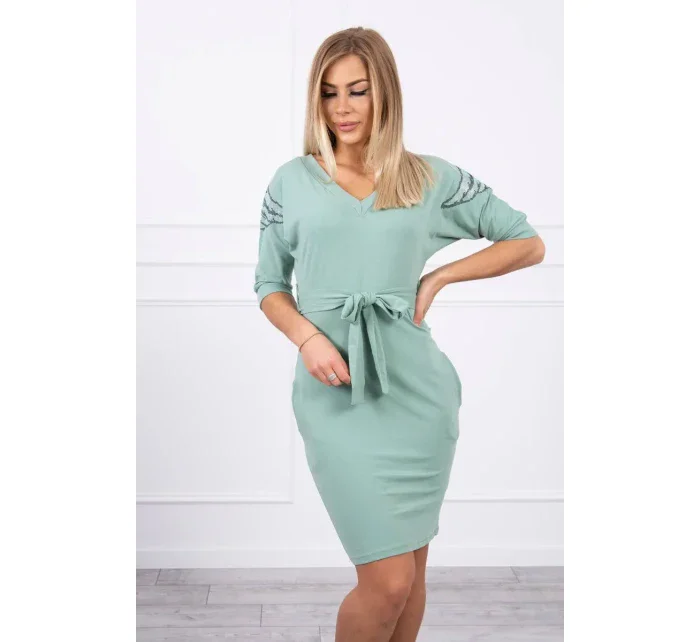 Šaty s krídlami na ramenách tmavo mätovej farby