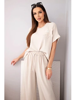 Dámsky viskózový set s ozdobným kvetom a širokými nohavicami béžovej farby