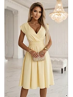 SCARLETT rozšířené midi šaty s obálkovým výstřihem a páskem žluté model 22043325 - numoco SCARLETT rozšířené midi šaty s obálkovým výstřihem a páskem žluté model 22043325 - numoco