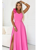 model 22141517 Elegantní večerní maxi šaty s rozparkem a růžemi cukrově růžové - numoco
