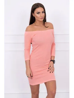 Pruhované vypasované šaty v marhuľovej farbe