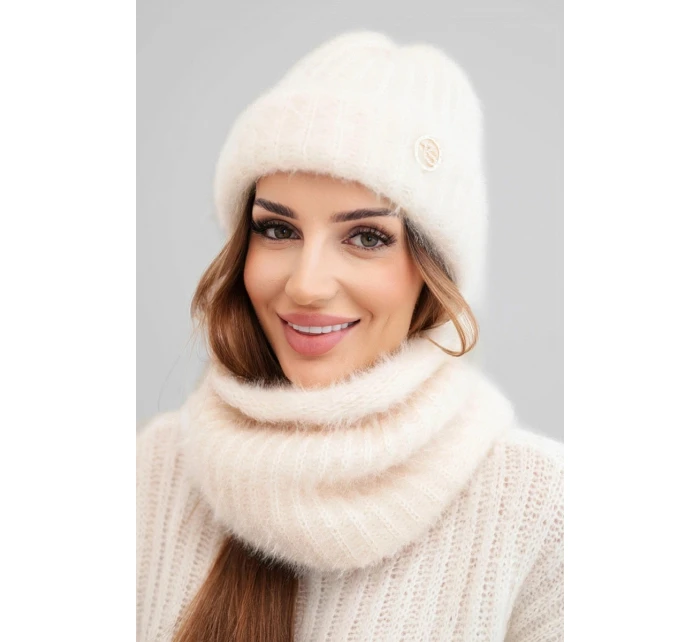 Dámský set čepice a s ozdobným ecru model 21803181 - K-Fashion Dámský set čepice a s ozdobným ecru model 21803181 - K-Fashion