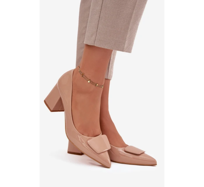 Dámske lakované lodičky na podpätku so zdobením Isoline - nude Dámske lakované lodičky na podpätku so zdobením Isoline - nude