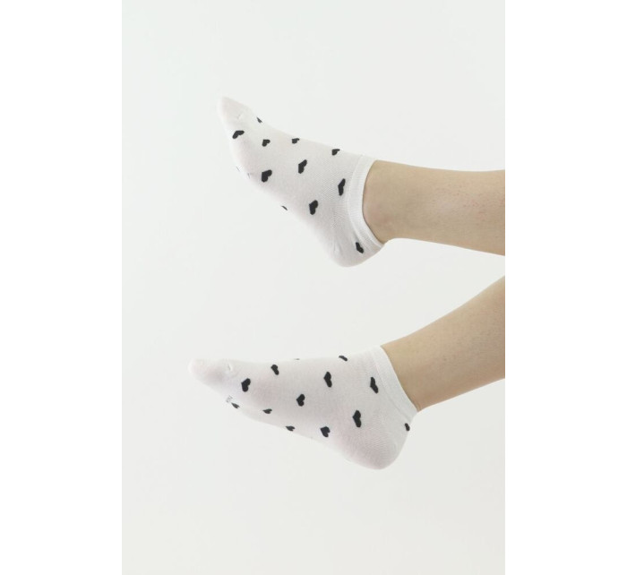 Dámske členkové ponožky CSD240-036 čierne s bielymi srdiečkami - Moraj