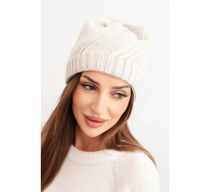 Dámská zimní čepice s vlnou a zdobením z béžová model 21783041 - K-Fashion Dámská zimní čepice s vlnou a zdobením z béžová model 21783041 - K-Fashion