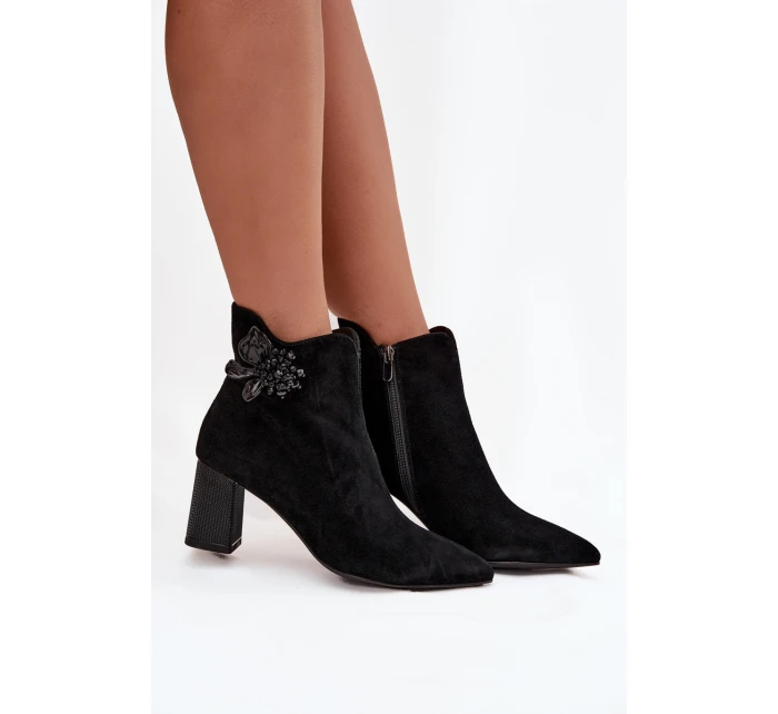 Dámske semišové čižmy na podpätku so zdobením D&A - čierne Dámske semišové čižmy na podpätku so zdobením D&A - čierne