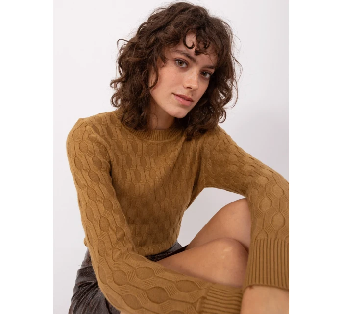 Sweter AT SW camelowy model 19011836 - FPrice Sweter AT SW camelowy model 19011836 - FPrice