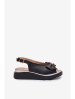 Dámské kožené sandály na klínu s mašlí model 21701827 černé - Zazoo Dámské kožené sandály na klínu s mašlí model 21701827 černé - Zazoo