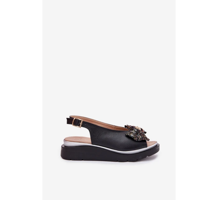 Dámské kožené sandály na klínu s mašlí model 21701827 černé - Zazoo Dámské kožené sandály na klínu s mašlí model 21701827 černé - Zazoo