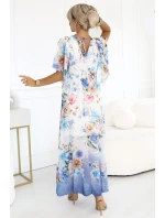 model 21178444 Vzdušné maxi šaty s obálkovým výstřihem a květinovým vzorem BLUE ROSE - numoco basic