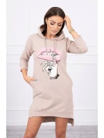 Šaty s delšími zády a barevným potiskem béžové barvy Šaty s delšími zády a barevným potiskem béžové barvy