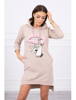 Šaty s delšími zády a barevným potiskem béžové barvy