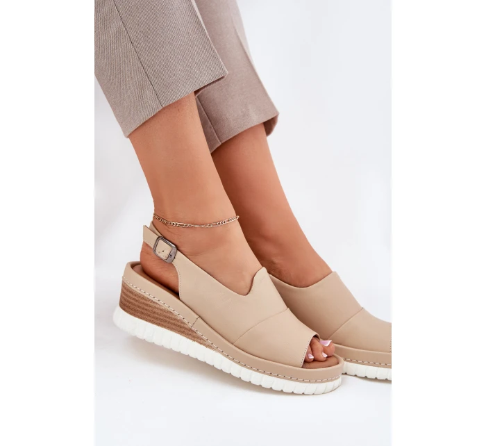 Dámské kožené sandály na klínu model 21696009 béžové - Artiker Dámské kožené sandály na klínu model 21696009 béžové - Artiker