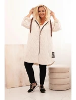 Dámska prešívaná bunda s kapucňou a nápisom HOPE v svetlej béžovej farbe Dámska prešívaná bunda s kapucňou a nápisom HOPE v svetlej béžovej farbe