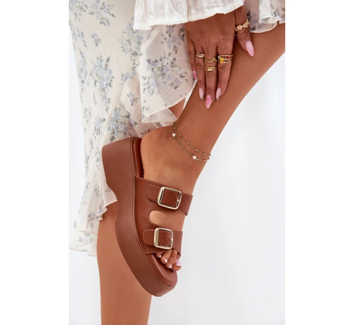 Dámské Pantofle Na Klínku A Platformě S Přezkami Camel model 21697281 - Boto Dámské Pantofle Na Klínku A Platformě S Přezkami Camel model 21697281 - Boto