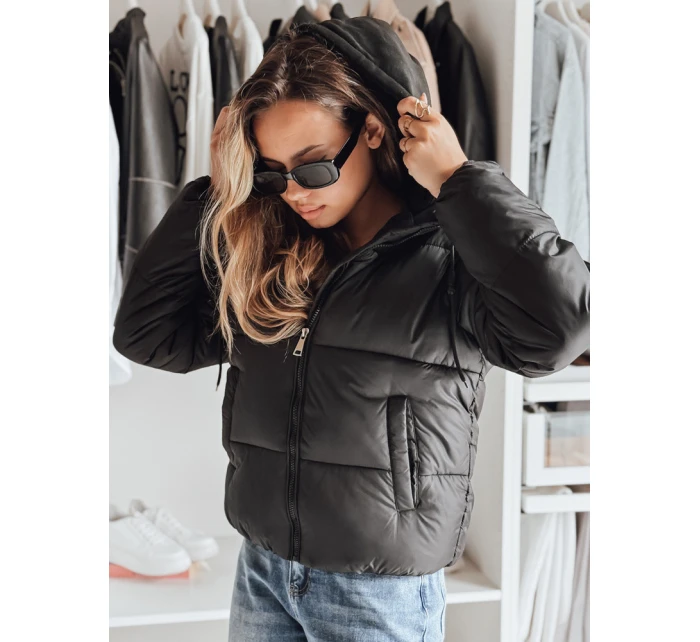 Dámská krátká péřová bunda s kapucí černá Dstreet model 21990578 - FashionStreet Dámská krátká péřová bunda s kapucí černá Dstreet model 21990578 - FashionStreet