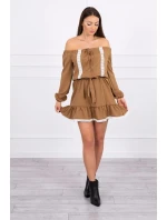 Šaty s otevřenými rameny a krajkou camel