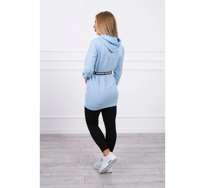 Šaty zdobené modrou stuhou Šaty zdobené modrou stuhou