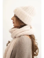 Súprava dámskeho klobúka a dlhého šálu z mäkkej priadze svetlej púdrovo ružovej farby Súprava dámskeho klobúka a dlhého šálu z mäkkej priadze svetlej púdrovo ružovej farby