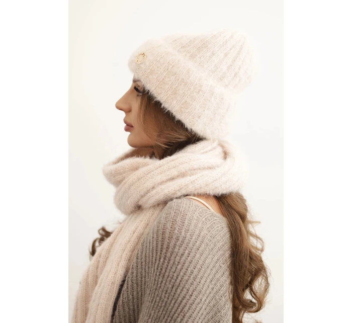 Súprava dámskeho klobúka a dlhého šálu z mäkkej priadze svetlej púdrovo ružovej farby Súprava dámskeho klobúka a dlhého šálu z mäkkej priadze svetlej púdrovo ružovej farby