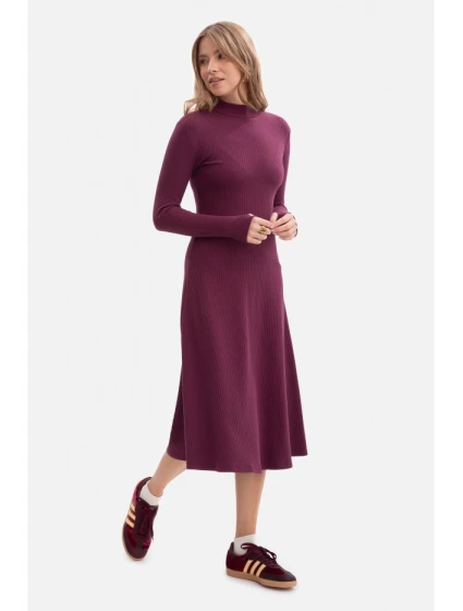 model 21379824 Žebrované midi šaty s asymetrickým pasem švestka - BeWear