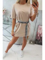 Šaty s ozdobným páskem béžové