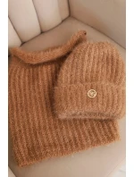 Dámský set čepice a šály huňatý s ozdobným camelový model 21461110 - K-Fashion Dámský set čepice a šály huňatý s ozdobným camelový model 21461110 - K-Fashion