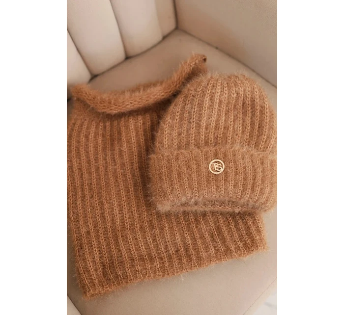 Dámský set čepice a šály huňatý s ozdobným camelový model 21461110 - K-Fashion Dámský set čepice a šály huňatý s ozdobným camelový model 21461110 - K-Fashion
