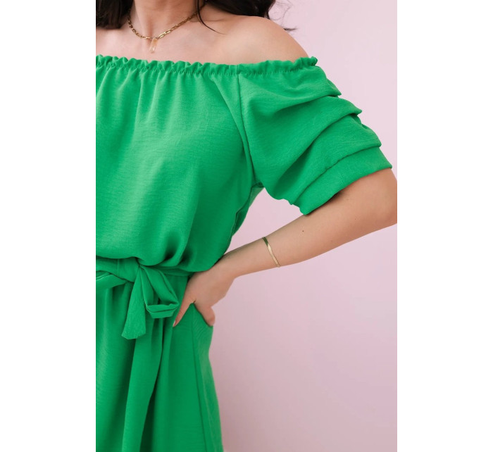 Španielske šaty so zaväzovaním v páse v zelenej farbe