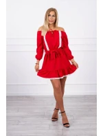 Šaty s odhalenými ramenami a čipkou červenej farby