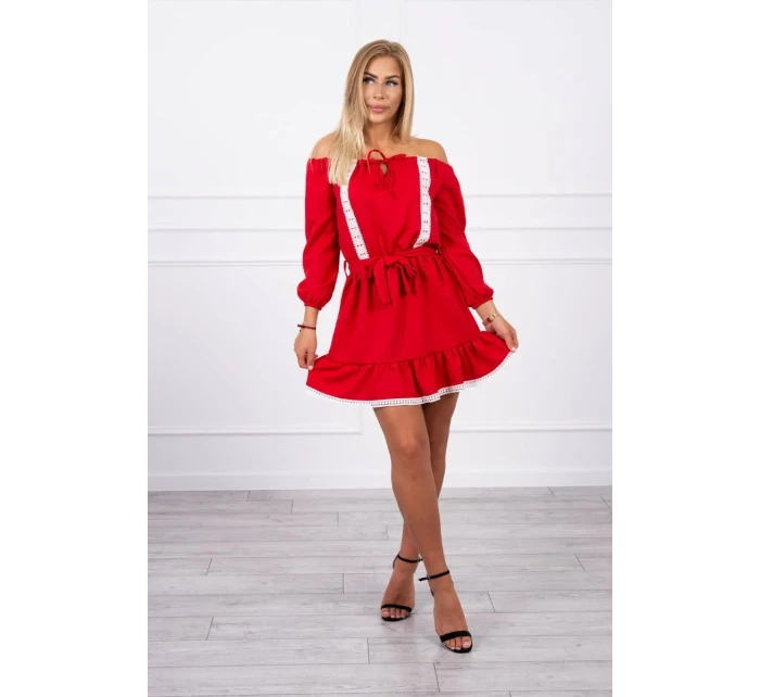 Šaty s odhalenými ramenami a čipkou červenej farby